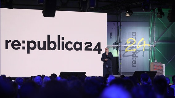 Sprecher hält auf der Digitalkonferenz re:publica 2024 auf der Bühne eine Rede. © xdtsxNachrichtenagenturx dts_37533 