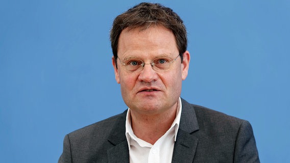 Polarforscher Markus Rex sitzt bei einer Pressekonferenz auf einem Podium. © Imago Foto: Jürgen Heinrich