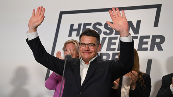 Hessen, Wiesbaden: Boris Rhein, Spitzenkandidat der CDU und Ministerpräsident von Hessen, winkt nach der Veröffentlichung der ersten Prognose zur Landtagswahl in Hessen auf der CDU-Wahlparty. © dpa Foto: Arne Dedert