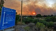 Ein Verkehrsschild auf der griechischen Insel Rhodos weist auf den Ort Vati hin, wo es seit mehreren Tagen brennt. © dpa Foto: Christoph Reichwein