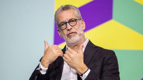 Publizist Richard C. Schneider spricht bei den Medientagen in München. © IMAGO / Smith 