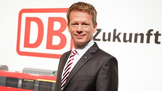 Bahnchef Richard Lutz steht vor dem Schriftzug "DB Zukunft". © dpa 