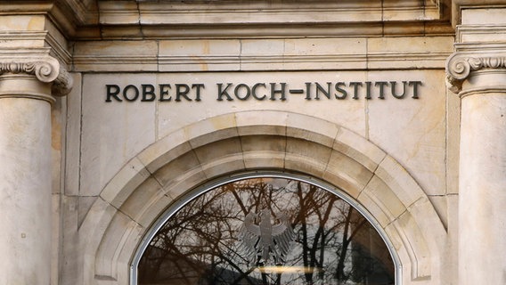 Ein Ausschnitt der Fassade des Robert Koch-Instituts © imago images / Reiner Zensen 