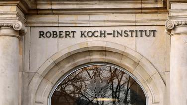 Ein Ausschnitt der Fassade des Robert Koch-Instituts © imago images / Reiner Zensen