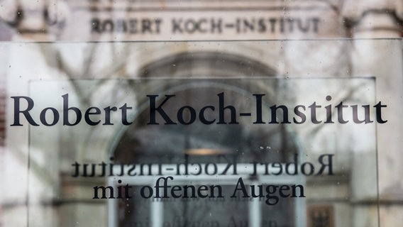 Ein Ausschnitt der Fassade des Robert Koch-Instituts © Paul Zinken/dpa 