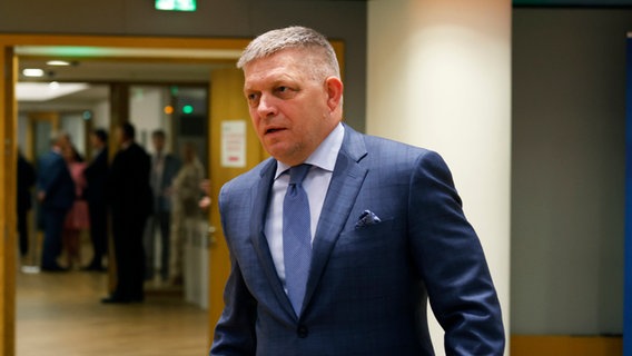 Robert Fico, Ministerpräsident der Slowakei, trifft zu einem Rundtischgespräch im Rahmen eines EU-Gipfels ein. © dpa Foto: Omar Havana