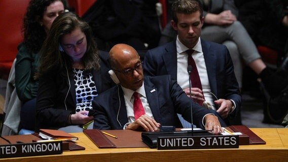 Der stellvertretende UN-Botschafter der USA, Robert Wood, lauscht einer Rede im UN-Sicherheitsrat. © X06649 Foto: David Dee Delgado
