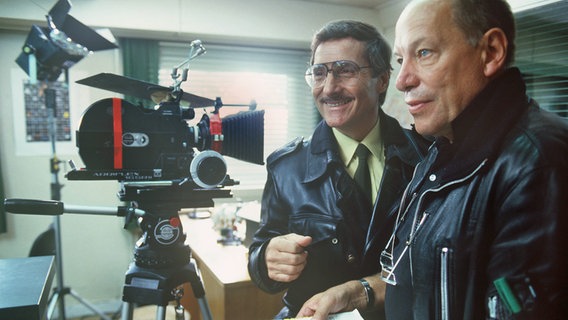 Jürgen Roland (r.) im Mai 1986 während der Dreharbeiten zur Serie "Großstadtrevier", neben ihm Freddy Quinn. © dpa 