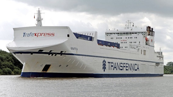 Das RoRo-Schiff "Kraftca" der Reederei Transfennica fährt durch den Nord-Ostsee-Kanal. © imago/STAR-MEDIA 