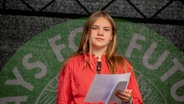 Die Klima-Aktivistin Fanny Roschitz steht bei eine Fridays-for-Future-Kundgebung auf der Bühne. © privat 