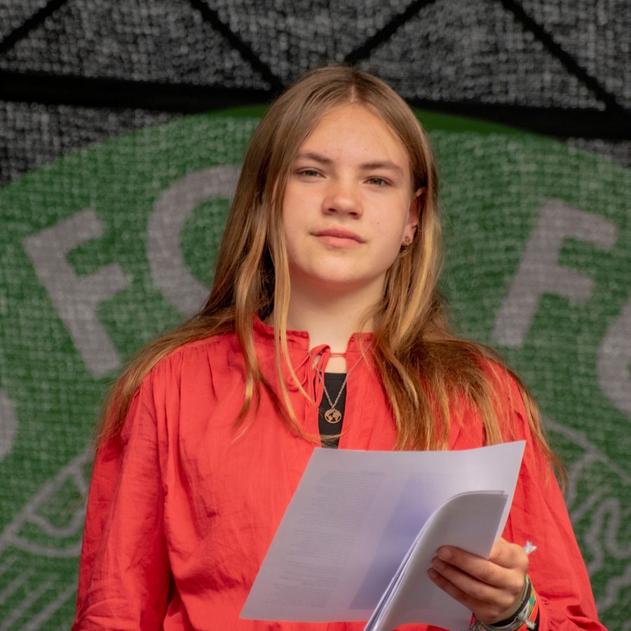 Die Klima-Aktivistin Fanny Roschitz steht bei eine Fridays-for-Future-Kundgebung auf der Bühne. © privat 