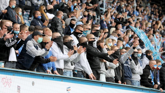 Hansa-Fans auf der Südtribüne in Rostock mit Mund-Nasen-Schutz © picture alliance Foto: Bernd Wüstneck/dpa