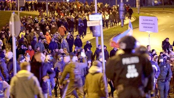 Eine Demonstration gegen Corona-Einschränkungen und Impfpflicht zieht sich durch die Innenstadt von Rostock. © dpa-Bildfunk 