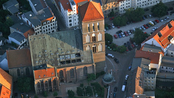 Die Nikolaikirche in Rostock aus der Luft fotografiert. © dpa picture alliance Foto: Jens Büttner