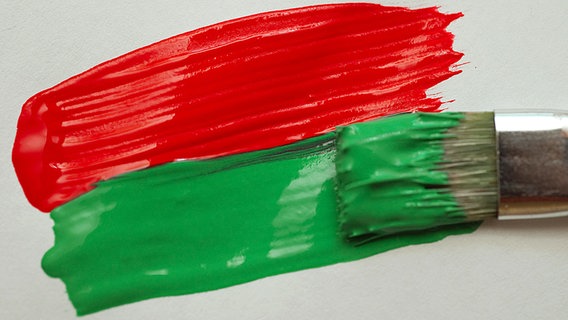 Pinselstriche mit roter und grüner Farbe auf einem Blatt Papier. © dpa picture alliance Foto: Patrick Pleul