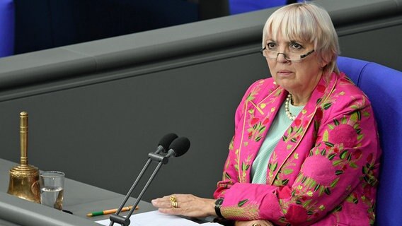 Die Grünen-Politikerin Claudia Roth sitzt im Bundestag. © dpa picture alliance/Flashpic Foto: Jens Krick