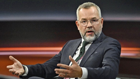 Der SPD-Politiker Michael Roth sitzt in einem Fernsehstudio. © IMAGO Images / teutopress 