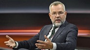 Der SPD-Politiker Michael Roth sitzt in einem Fernsehstudio. © IMAGO Images / teutopress 