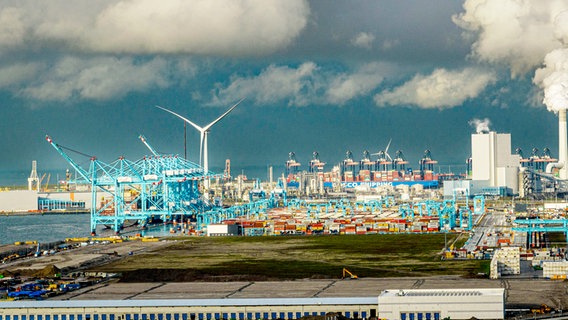 Der Hafen von Rotterdam mit Windrädern, Kränen und Containern. © picture alliance Foto: Robin Utrecht