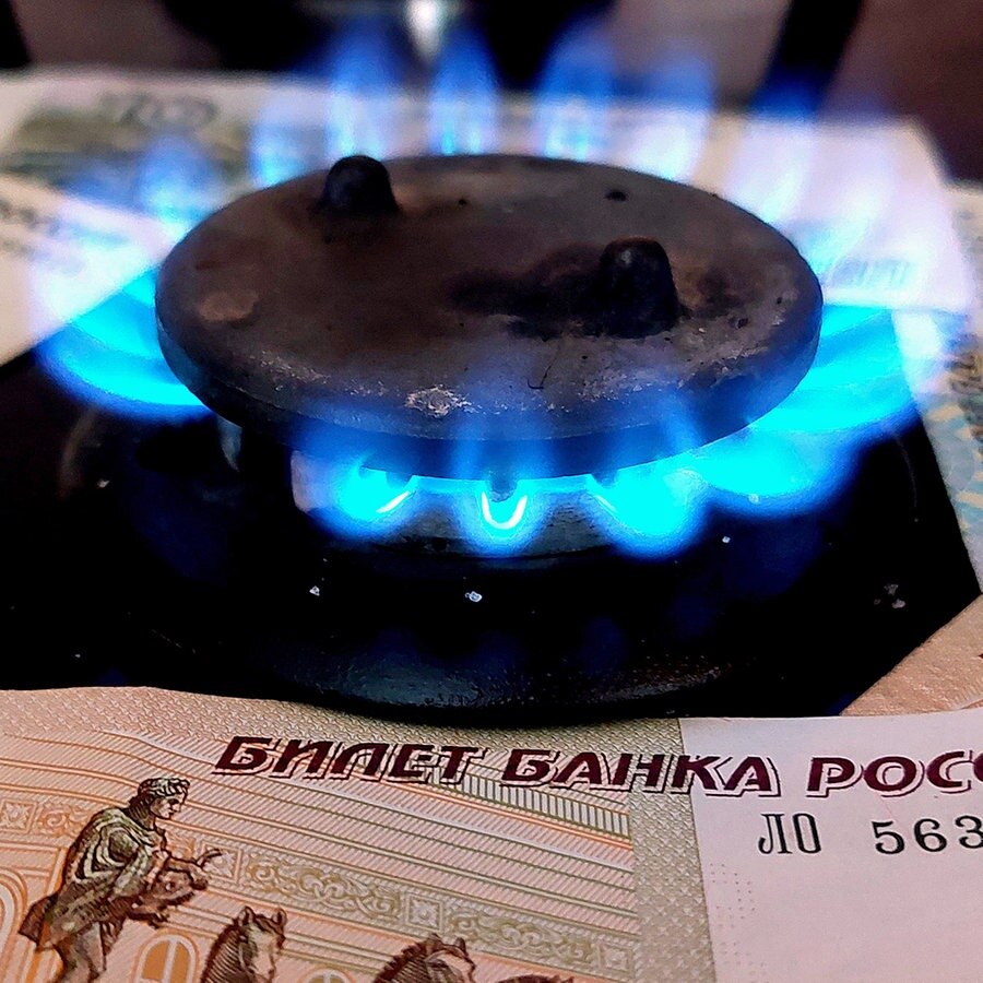 Mehrere Rubelscheine liegen um eine brennende Flamme auf einem Gasofen herum. © dpa picture alliance / PIXSELL Foto: Dusko Jaramaz