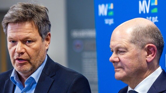Bundeskanzler Olaf Scholz (SPD) und Bundeswirtschaftsminister Robert Habeck (l., Grüne) stehen bei einer Pressekonferenz nebeneinander. © dpa bildfunk Foto: Jens Büttner