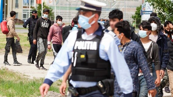 In Timisoara (Temeswar) hat die Polizei mehrere Flüchtlinge aufgegriffen und führt sie ab. © picture-alliance/ZUMAPRESS.com Foto: Cornel Putan
