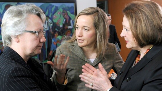 Bildungsministerin Annette Schavan (l), Familienministerin Kristina Schröder (beide CDU) und Justizministerin Sabine Leutheusser- Schnarrenberger (FDP © dpa Foto: Rainer Jensen