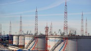 Russland, Ust-Luga: Tanks von Transneft, einem staatlichen russischen Unternehmen, das die Erdöl-Pipelines des Landes betreibt, im Ölterminal von Ust-Luga. © Stringer/dpa 