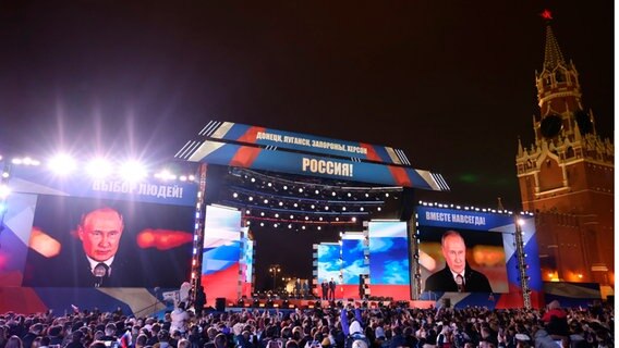 Feier auf dem Roten Platz in Moskau ©  Anton Novoderezhkin/Pool Sputnik Kremlin/AP/dpa 