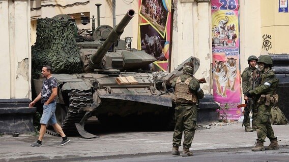 Ein gepanzertes russisches Fahrzeug in einer Straße in Rostow am Don. © Vasily Deryugin/Kommersant Publishing House/AP/dpa Foto: Vasily Deryugin