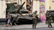 Ein gepanzertes russisches Fahrzeug in einer Straße in Rostow am Don. © Vasily Deryugin/Kommersant Publishing House/AP/dpa Foto: Vasily Deryugin