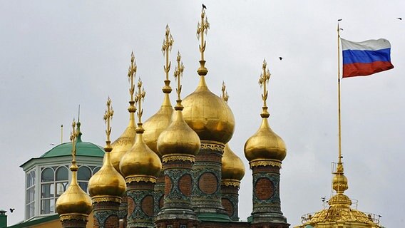 Die russische Fahne weht vor dem Regierungsgebäude in Moskau. © dpa bildfunk Foto: Bernd Settnik