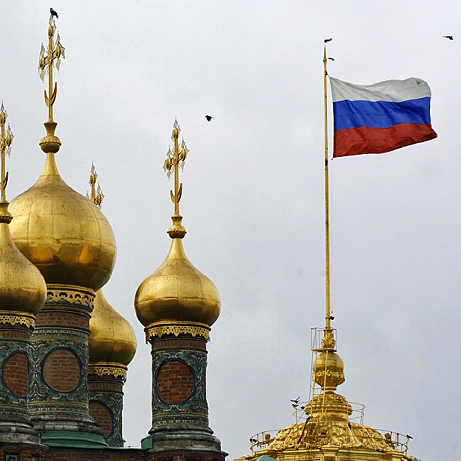 Die russische Fahne weht vor dem Regierungsgebäude in Moskau. © dpa Foto: Bernd Settnik