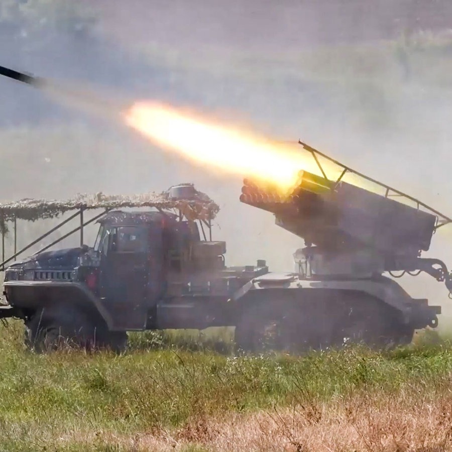Ein Mehrfachraketenwerfer der russischen Streitkräftegruppe „Nord“ ist im Grenzgebiet der Region Kursk stationiert. (DIESES FOTO WIRD VON DER RUSSISCHEN STAATSAGENTUR TASS ZUR VERFÜGUNG GESTELLT) © picture alliance/dpa/Russian Defence Ministry | Russian Defence Ministry 