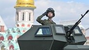 Ein russischer Soldat fährt auf einem gepanzerten Fahrzeug VPK-Ural auf dem Roten Platz in Moskau © Ilya Pitalev/Photo host agency RIA Novosti/AP/dpa Foto: Ilya Pitalev