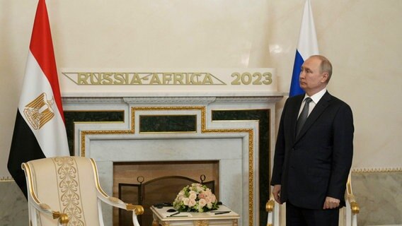 Der russische Präsident Wladimir Putin wartet am Rande des Russland-Afrika-Gipfels auf den ägyptischen Präsidenten al-Sisi im Konstantin-Palast. © picture alliance/dpa/Pool Sputnik Kremlin/AP | Alexei Danichev 