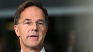 Der neue NATO-Generalsekretär Mark Rutte spricht auf einer Pressekonferenz im NATO-Hauptquartier. © AP/dpa Foto: Harry Nakos