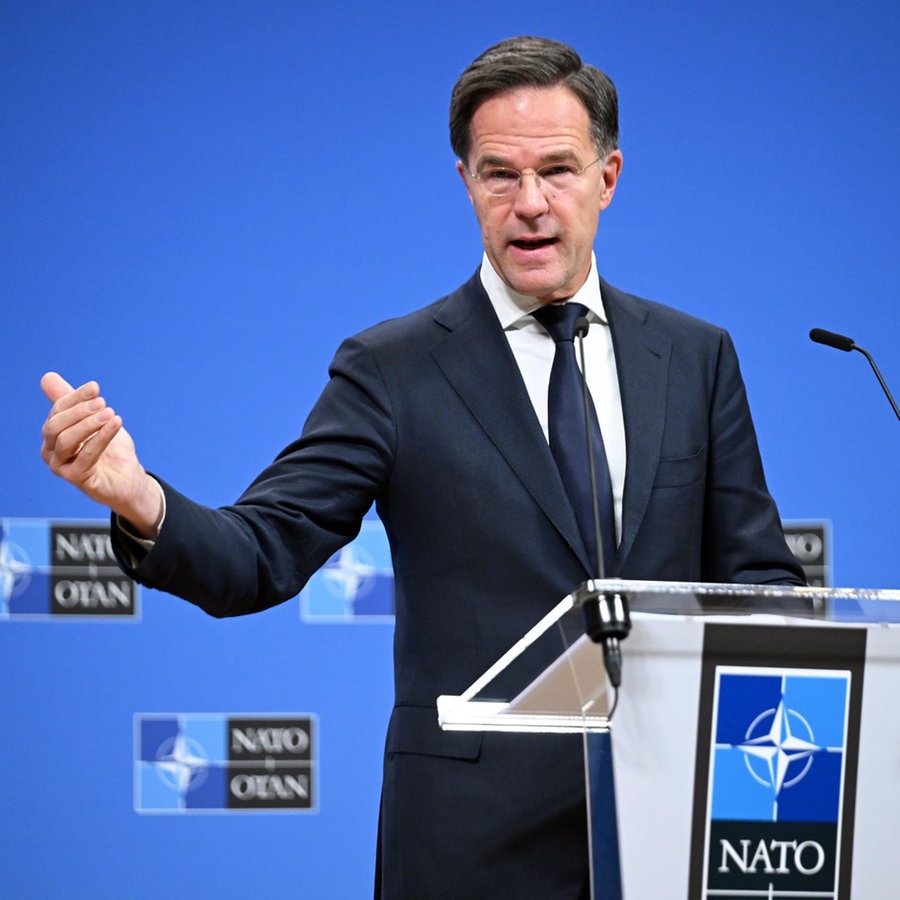 NATO-Generalsekretär Mark Rutte gibt vor dem NATO-Außenministertreffen im NATO-Hauptquartier in Brüssel, Belgien, eine Presseerklärung ab. © picture alliance / Anadolu | Dursun Aydemir Foto: Dursun Aydemir