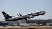 Eine Maschine der Fluggesellschaft Ryanair hebt auf einem Flughafen ab. © Clara Margais/dpa 