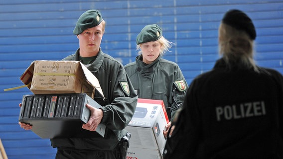 Polizisten tragen beschlagnahmtes Material aus der "Millatu Ibrahim Moschee" in Solingen © dpa-bildfunk Foto: Henning Kaiser