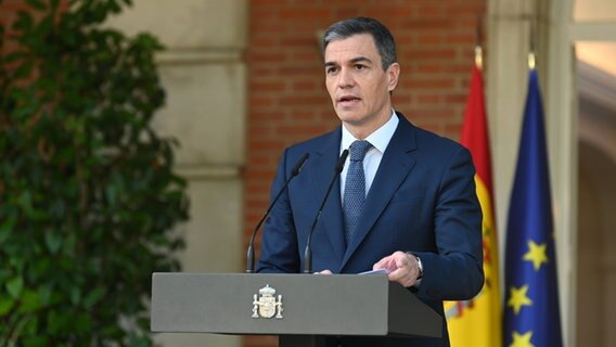 Der spanische Ministerpräsident Pedro Sanchez spricht während einer Pressekonferenz im Abgeordnetenhaus. © Pool Moncloa/Borja Puig De La Be/EUROPA PRESS/dpa 