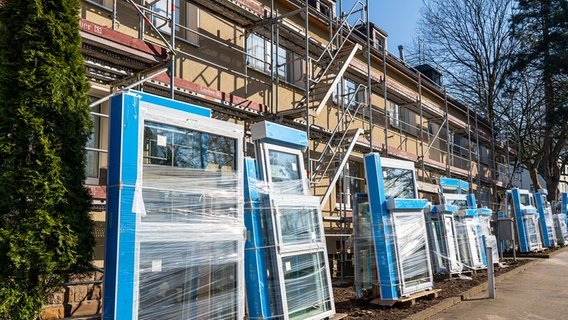 Energetische Sanierung von Wohnhäusern, älteres Mehrfamilienhaus ist eingerüstet, bekommt eine Wärmedämmung und neue Fenster, Deutschland. © picture alliance Foto: Jochen Tack