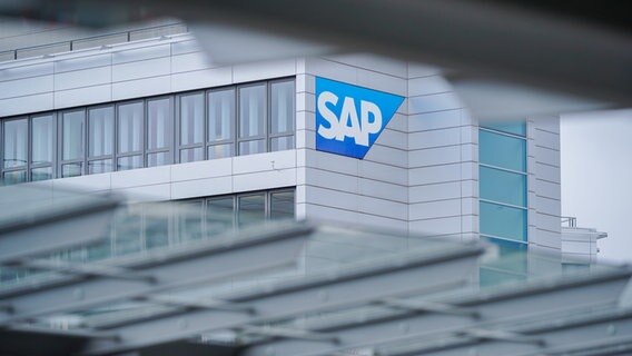 Ein Firmenlogo hängt an der Konzernzentrale des Softwarekonzerns SAP in Walldorf. © dpa Foto: Uwe Anspach