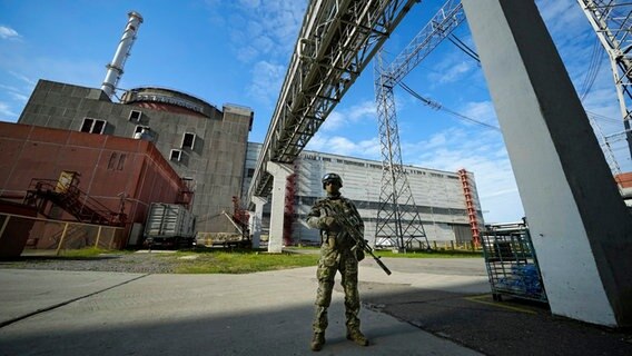 Auf diesem während einer vom russischen Verteidigungsministerium organisierten Reise aufgenommenen Foto, bewacht ein russischer Soldat einen Bereich des Kernkraftwerks Saporischschja. (Aufnahme vom 1.5.2022) © -/AP/dpa 
