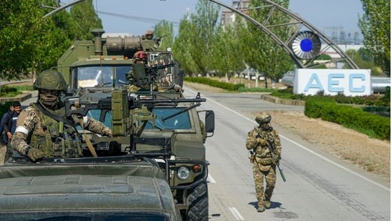 Ein russischer Militärkonvoi ist auf der Straße zum Kernkraftwerk Saporischschja im Südosten der Ukraine zu sehen. © Uncredited/AP/dpa 