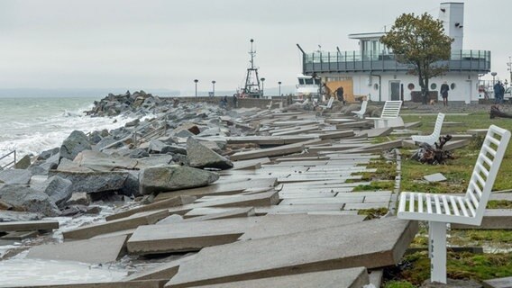 In Sassnitz hat die Sturmflut Gehwegplatten der Strandpromenade weggeschwemmt. © Georg Moritz/dpa 