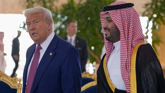US-Präsident Donald Trump spricht mit dem saudischen Kronprinzen Mohammed bin Salman (M. r) während einer Ankunftszeremonie im Royal Terminal des King Khalid International Airport in Riad. © Alex Brandon/AP/dpa 