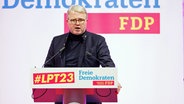 Der FDP-Politiker Frank Schäffler bei einer Veranstaltung auf einer Bühne. © dpa picture alliance Foto: Friso Gentsch