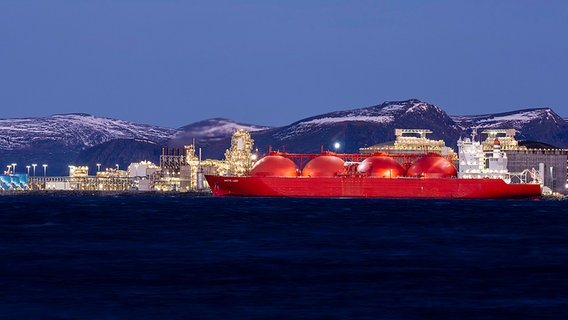 Ein LNG-Schiff in der Nähe vonHammerfest, Norwegen, im Hintergrund Berge. © picture alliance Foto: Fredrik Varfjell