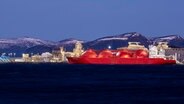 Ein LNG-Schiff in der Nähe vonHammerfest, Norwegen, im Hintergrund Berge. © picture alliance Foto: Fredrik Varfjell